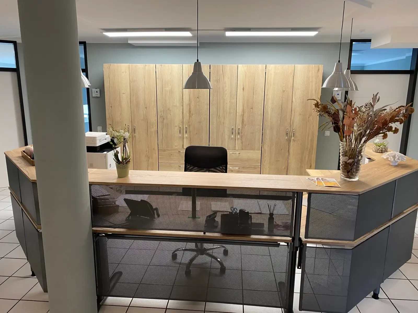 Empfangstresen und Wartebereich der Logopädie Brendt im Ärztehaus Herzogenrath-Kohlscheid