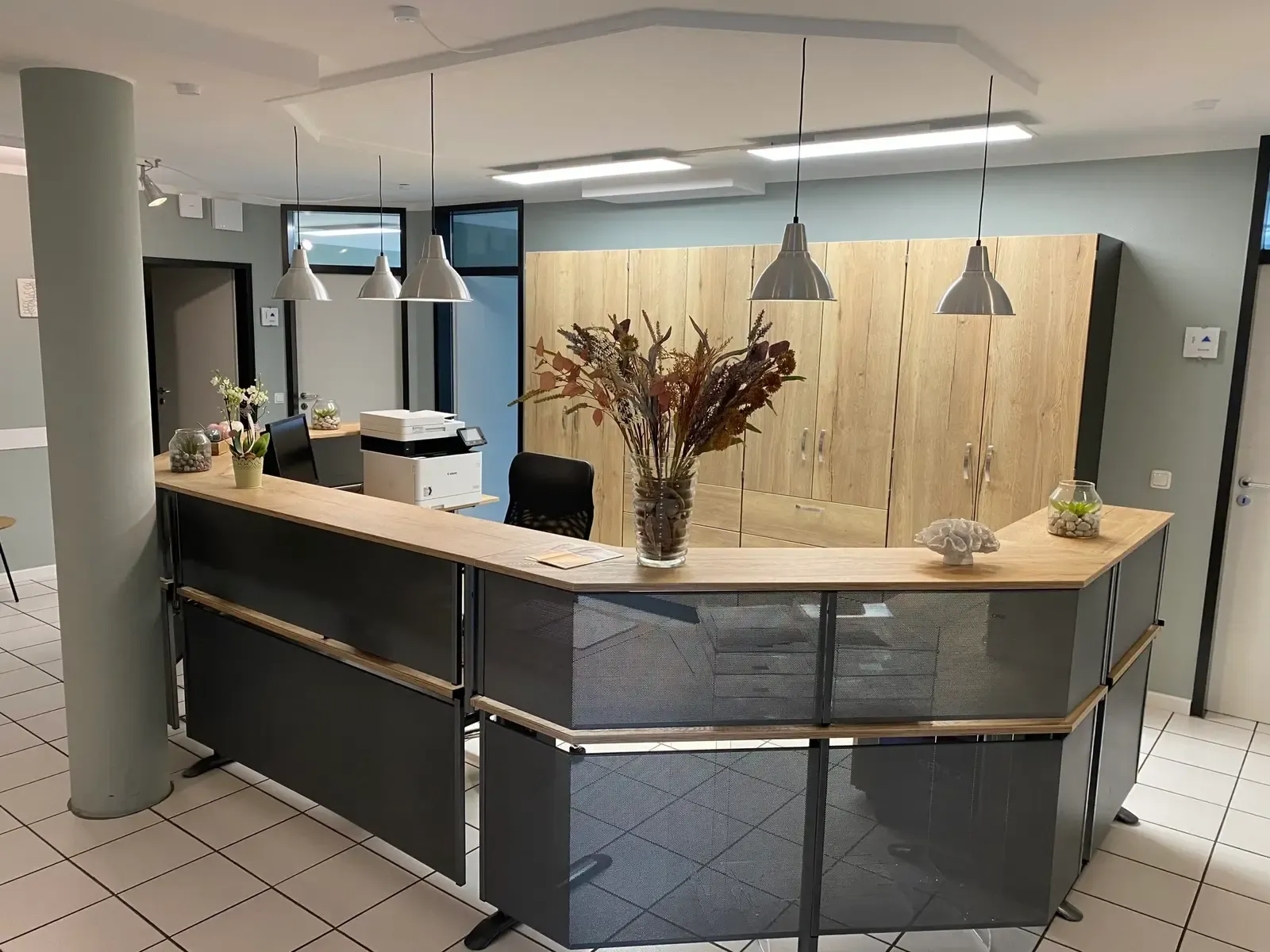 Sitzbereich am Empfang mit Warteplätzen in der Praxis Herzogenrath-Kohlscheid